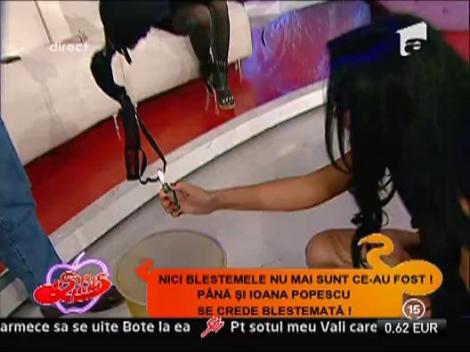Ioana Popescu isi scoate sutienul si ii da foc!