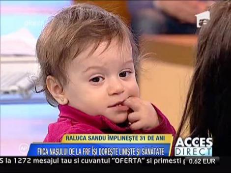 Simona, fetita Ralucai Sandu, este fascinata de prezenta barbatilor