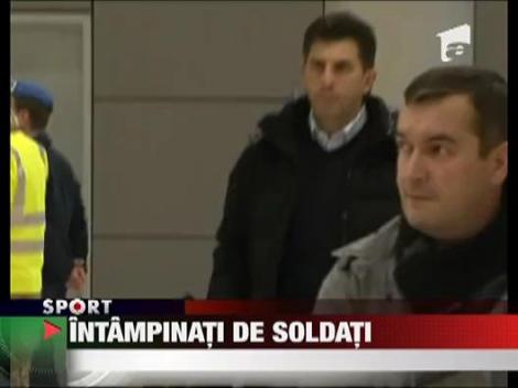 Tricolorii au fost intampinati de soldati