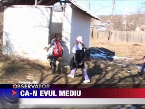 Conditii ca in Epoca de Piatra pentru copii unei scoli din Dambovita