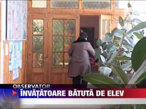 Invatatoare batuta de elev