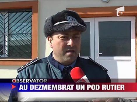 Hotii de fier vechi au dezmembrat un pod rutier!