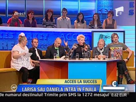 Juriul analizeaza si noteaza prestatia Danielei