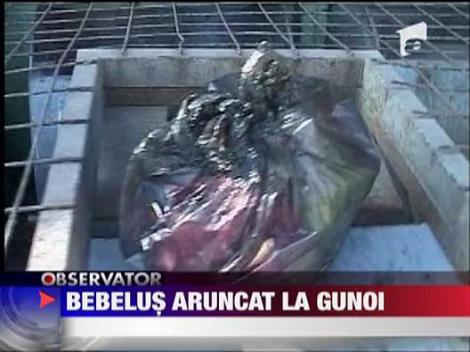 Bebelus aruncat la gunoi
