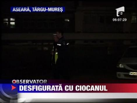 Femeie desfigurata cu un ciocan pentru bani