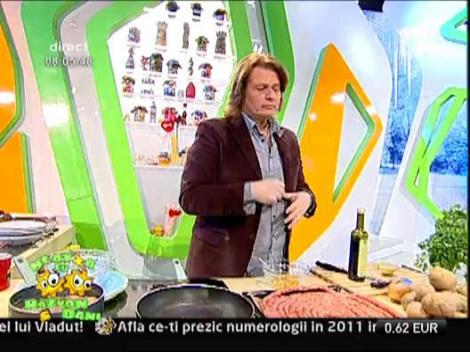 Salata vieneza cu carnaciori la cuptor