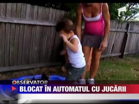 Copil blocat in automatul de jucarii