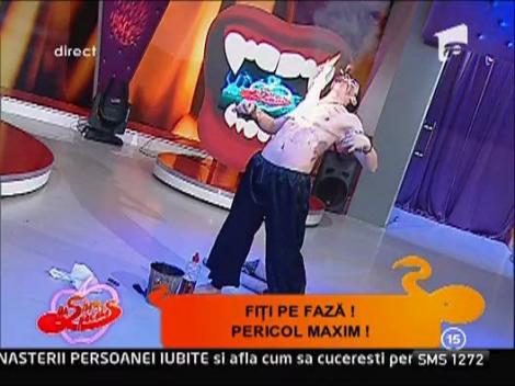 A mers pe cioburi si a inghitit flacari fara sa fie ranit