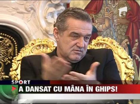 Cristi Tanase s-a aniversat cu mana in ghips!