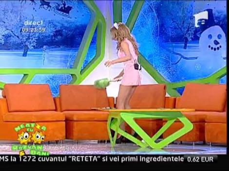 Sexy cleaning cu vecina Alexandra