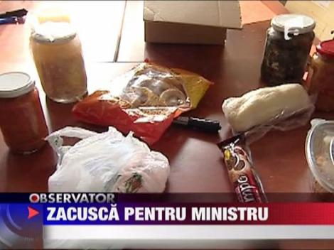 Ministrul Educatiei a primit pachete cu mancare