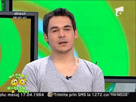 Razvan, racit cobza la Neatza