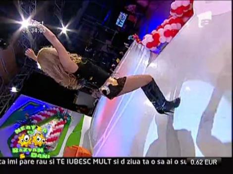 Vecina Simona ne invata sa dansam