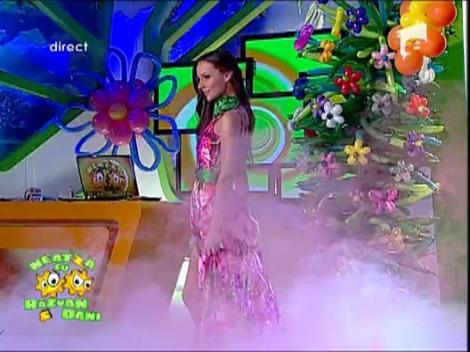 Vecinele defileaza in rochii de primavara