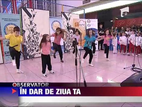 Copiii le-au oferit mamelor un spectacol de Ziua Mamei