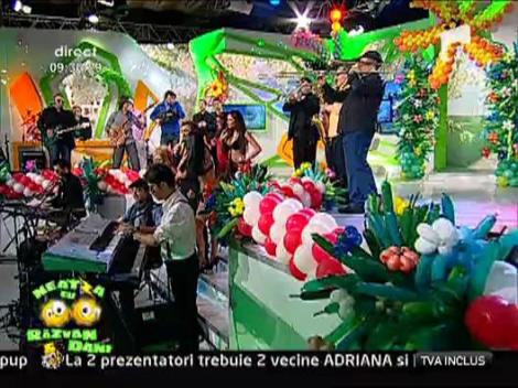 Vecinele trec prin proba costumelor de baie