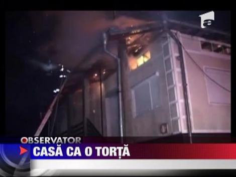 O casa cu etaj si mansarda a ars ca o torta