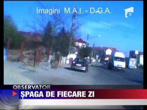 Politisti filmati in timp ce luau spaga