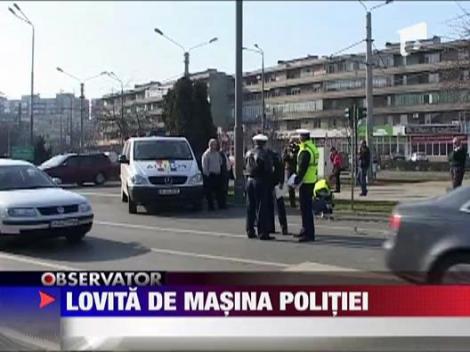 Batrana calcata de masina politiei