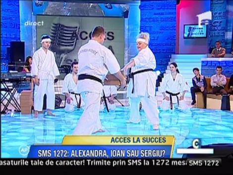 Marinela Chelaru sparge caramizi cu mana!