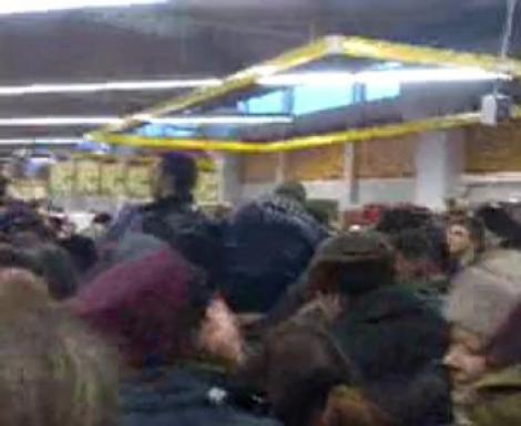 VIDEO! Sute de oameni s-au calcat in picioare pentru a cumpara zahar la un pret mai mic