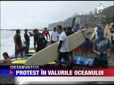 Protest pe placile de surfing, in valurile Oceanului