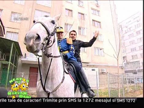 Razvan si Roxana, calareti pe caii jandarmilor