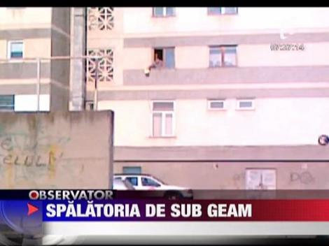 Si-a spalat masina direct de pe geam