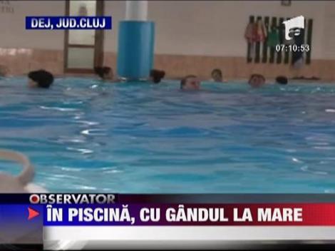 Romanii, In piscina, cu gandul la mare