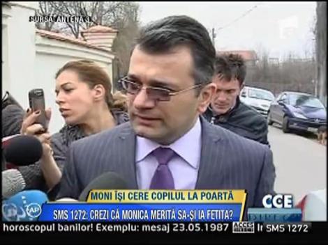 Moni isi cere copilul la poarta