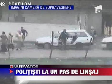 Politisti la un pas de linsaj
