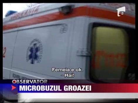 Un microbuz scolar s-a izbit violent de un autotren