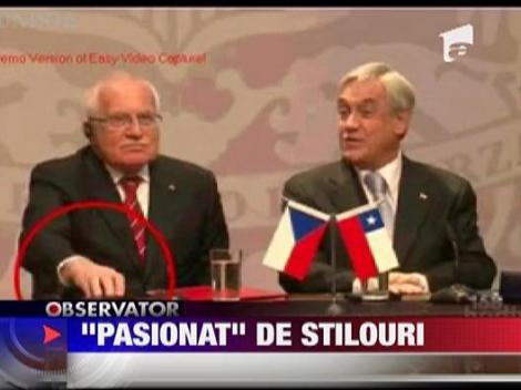 Presedintele ceh fura un stilou in timpul unei conferinte de presa!