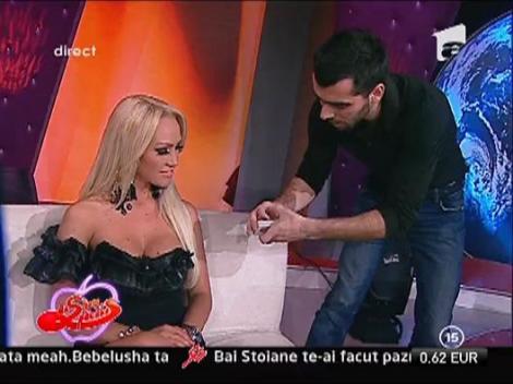 Alin Blaine, inel magic pe mana Biancai