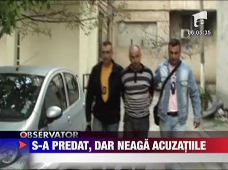S-a predat, dar neaga ca ar fi batut doi politisti
