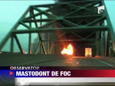 Camion in flacari in SUA