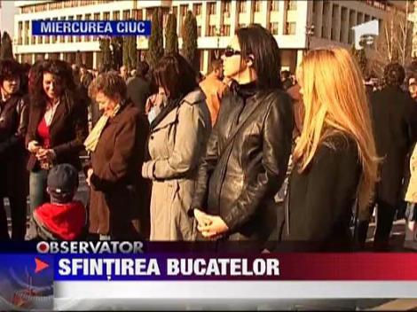 Secuii au asteptat in ordine binecuvantarea preotilor