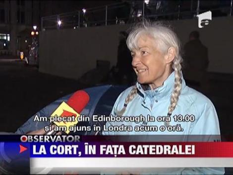 La cort, in fata catedralei londoneze