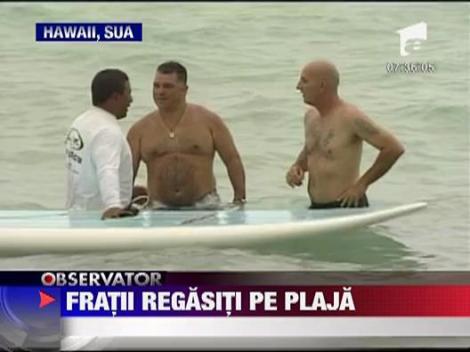 Frati regasiti pe plaja