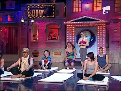 Naomi la prima ei sedinta de yoga