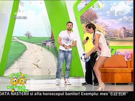 Vecina suteaza la poarta!