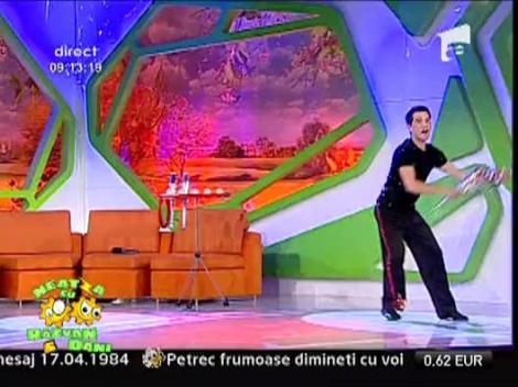 Jonglerii inedite cu mingi si maciuci! Alexandre Frenea