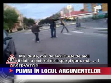 Socant: Bataie crunta pe o strada din Deva