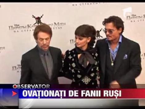 Johnny Depp si Penelope Cruz, ovationati de fanii rusi