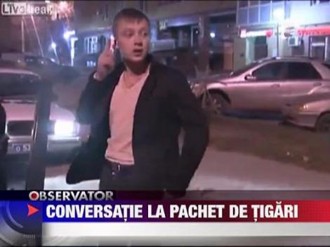 Un sofer beat din Rusia vorbeste la pachetul de tigari, in loc de telefon mobil