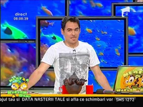 Razvan isi arata muschii la Neatza