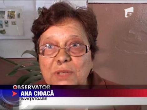 Elev de clasa a treia, batut de fata cu invatatoarea