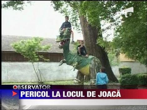 Targu-Jiu: Dinozaurii de joaca din parc i-au ranit pe copii