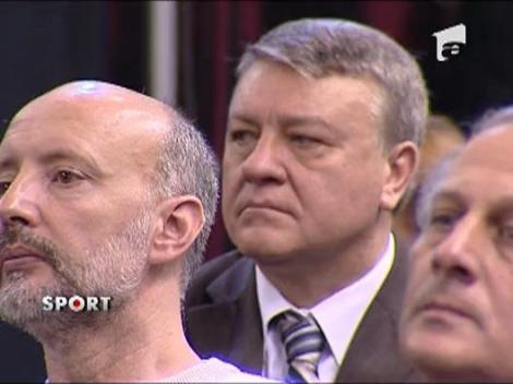 Olaroiu asteapta telefonul nasului Sandu