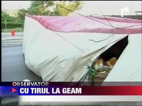 TIR incarcat cu suc, rasturnat in curtea unui iesean